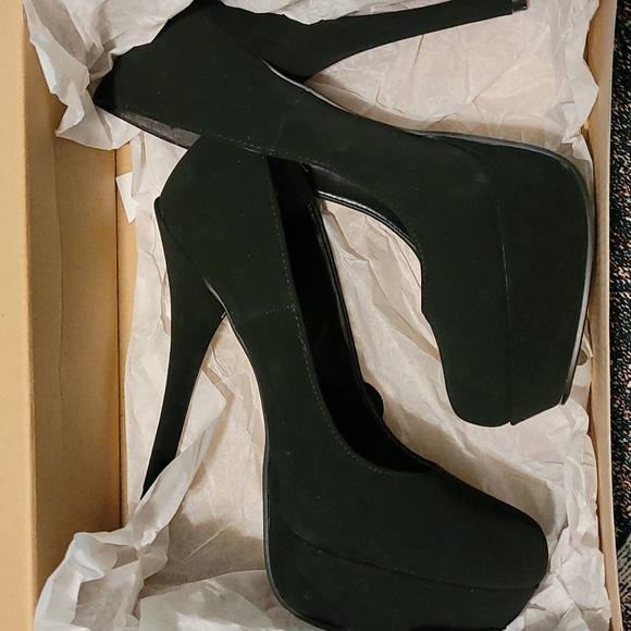 Black suede pumps - Picture 1 of 4